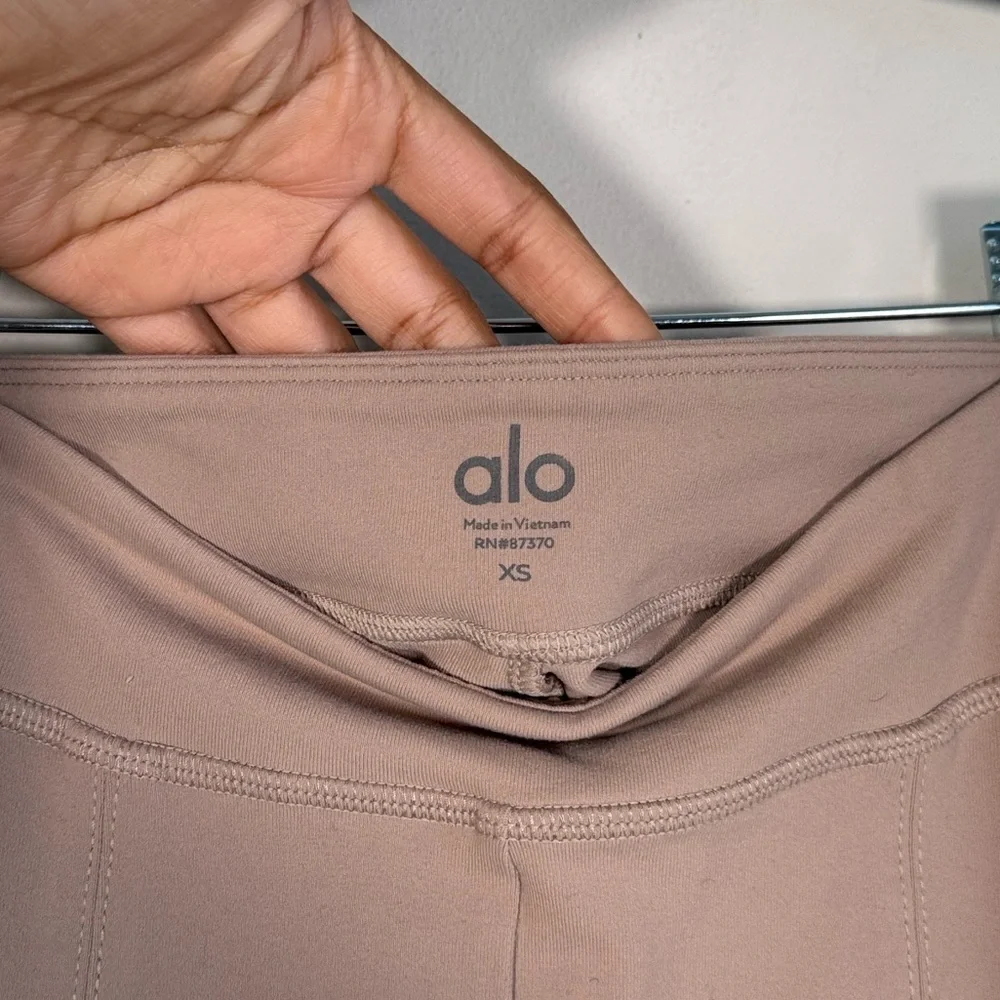 ALO Yoga Airbrush High-Waist Flutter Leggings in Taupe - XS